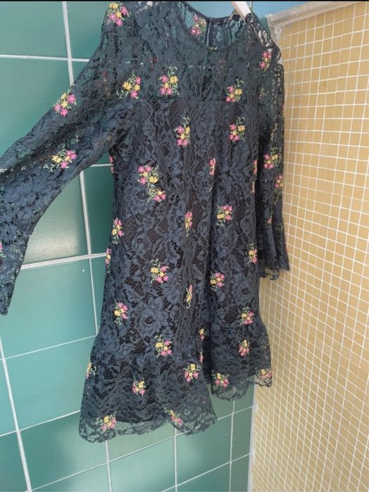 Vestido de renda florido -ZARA