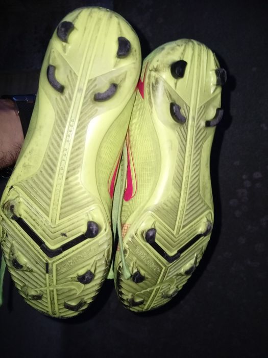 Chuteiras Nike em bom estado para fazer uns jogos.