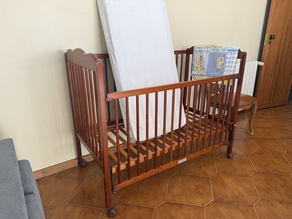 Cama de grades com colchão e lençois