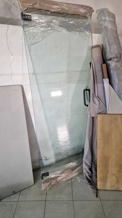 Porta em vidro com puxador