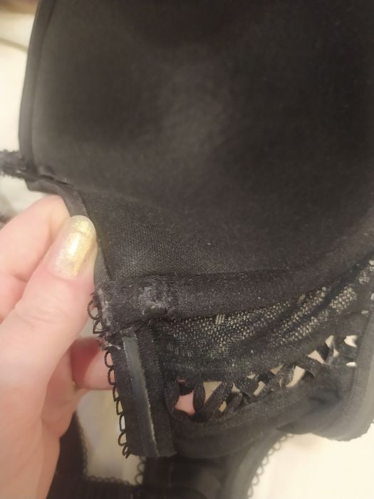 Biustonosz czarny z fiszbinami, bez pushupu, regulowane ramiączka