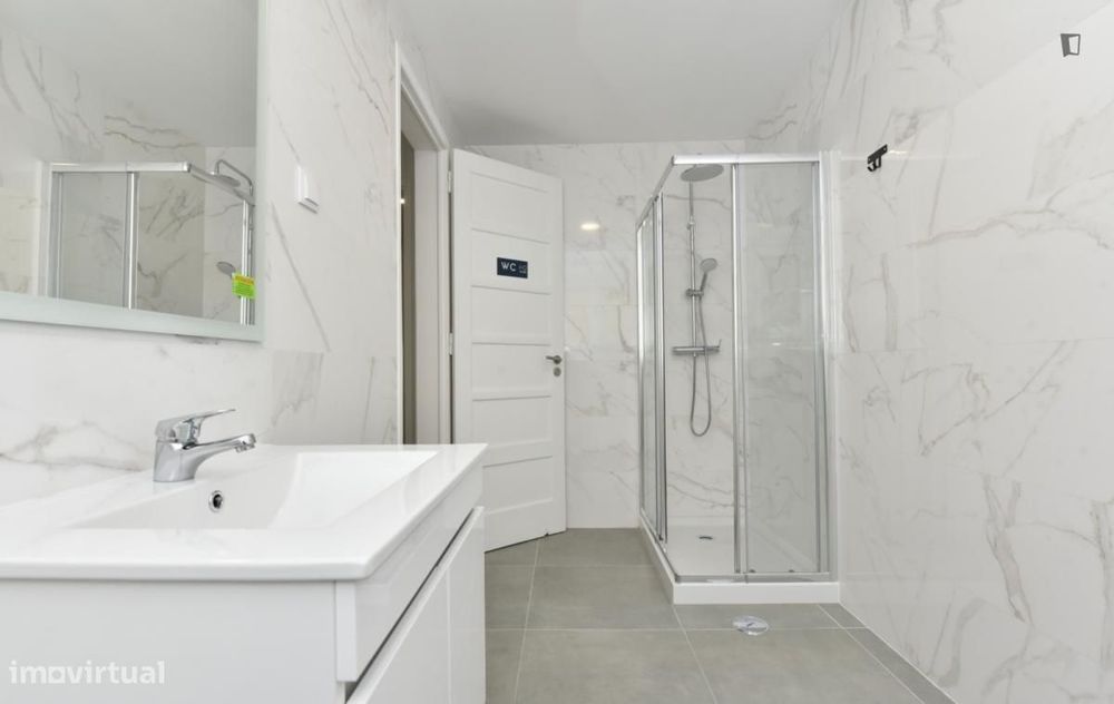 Quarto - localizado em Marquês de Pombal Lisbon