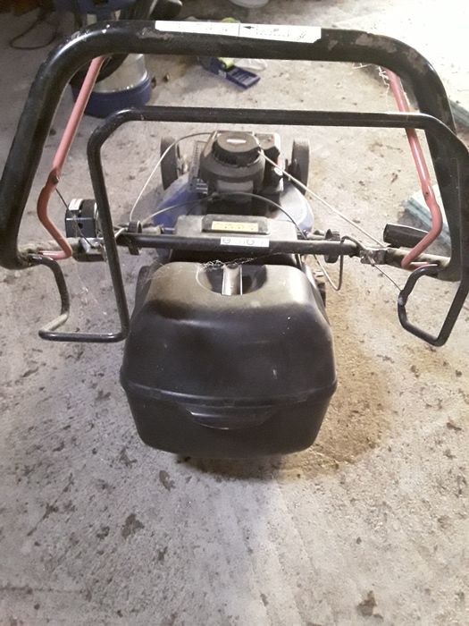 Corta relva com tração.