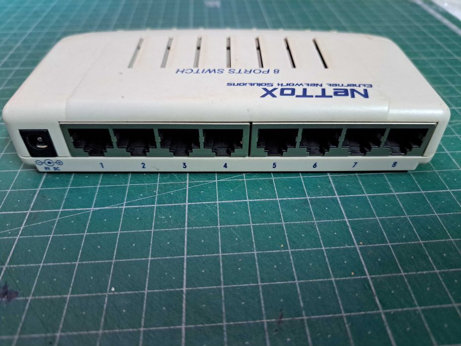 8-port network switch441131940583854081