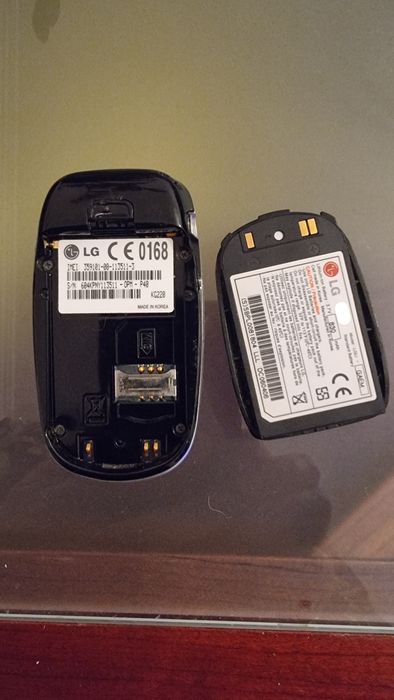 Telemóvel LG KG220 com carregador de origem. (NOS