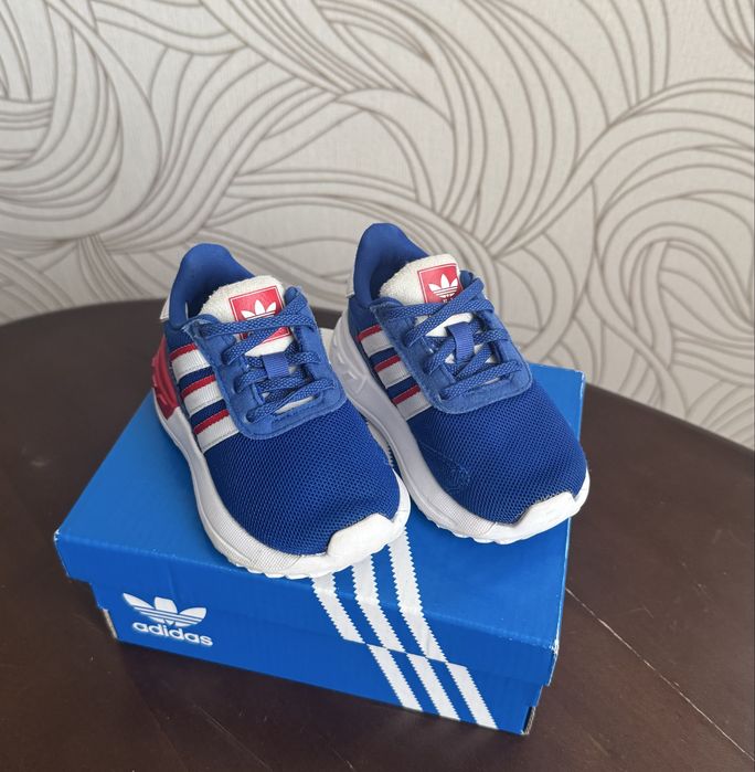 Дитячі кросівки Adidas. Розмір 19-20