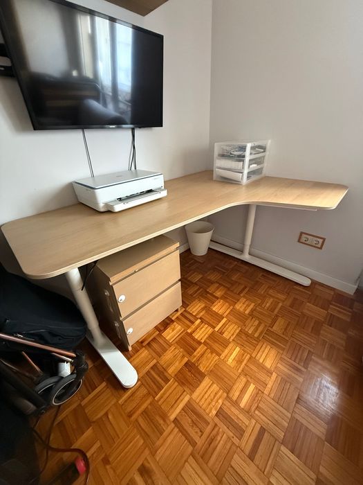 Mesa de escritório grande em L - cor carvalho claro