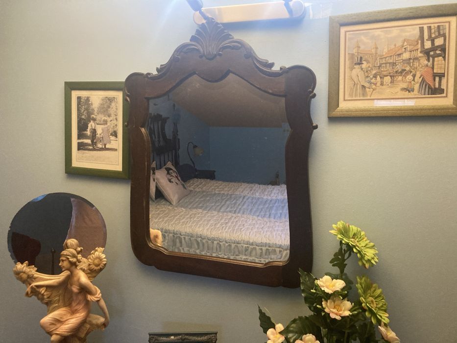 Mobília de quarto antiga com roupeiro 1