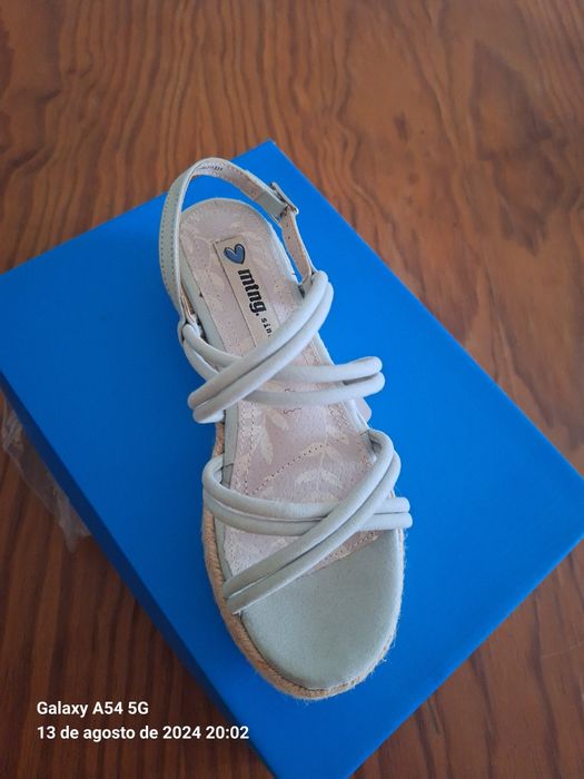 Sandálias usada como novas