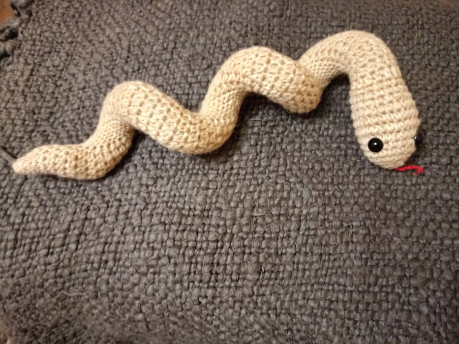 В'язана змійка ручної роботи