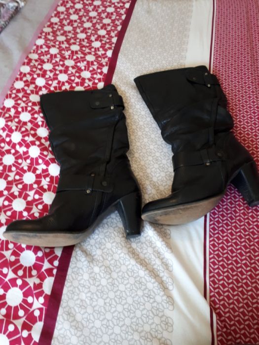 Botas de salto alto em PELE