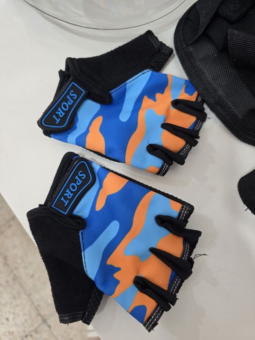 Capacete e luvas criança