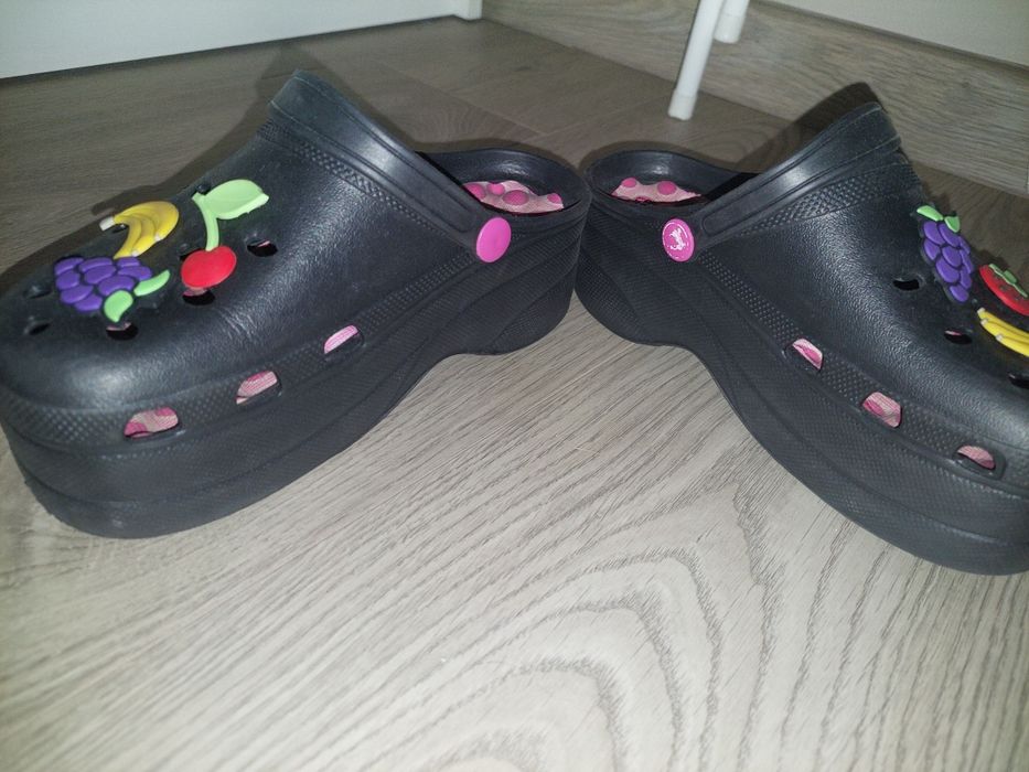 Crocs'y na koturnie dla dziewczynki r. 35