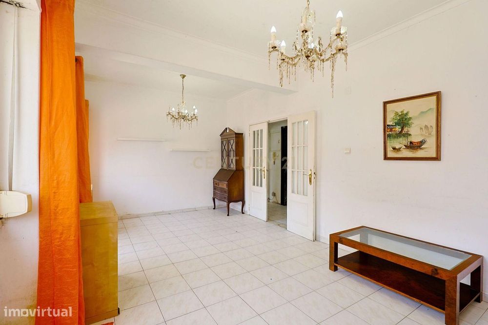 Apartamento T2, com Varanda e Terraço, Centro da Costa de Caparica.