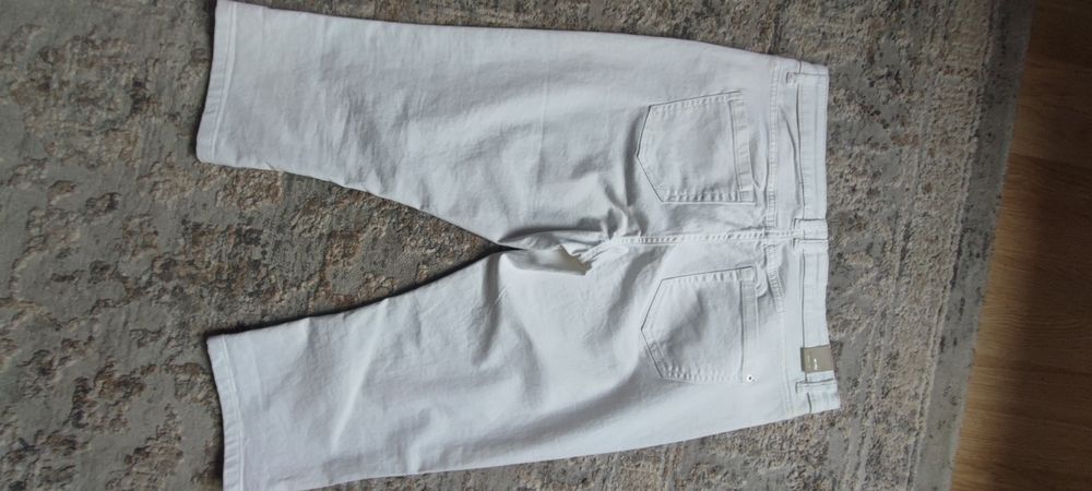 Białe jeansowe rybaczki 
Szerokość w pasie 42 cm
Szerokość w biodrach