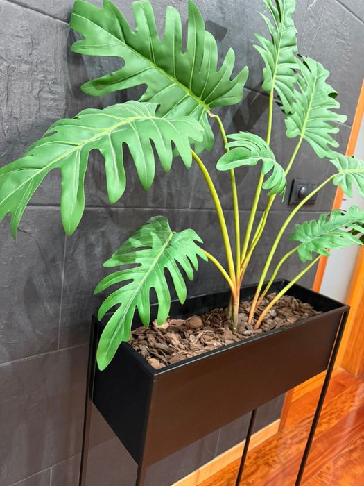 Floreira com planta incluida