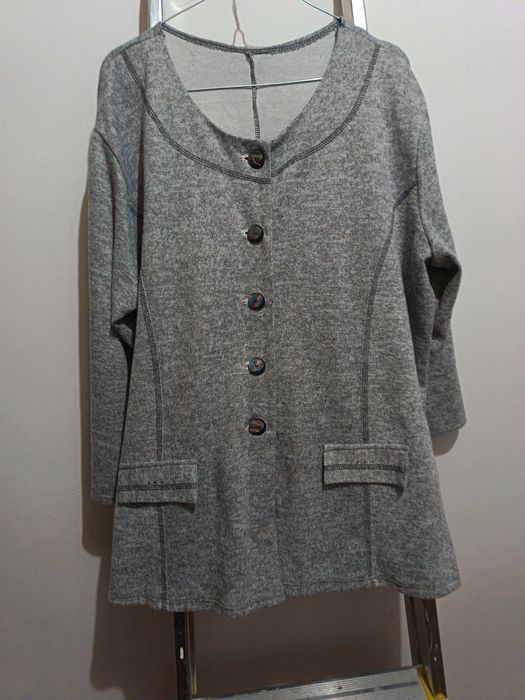 Sweterek w popielatym kolorze, rozpinany