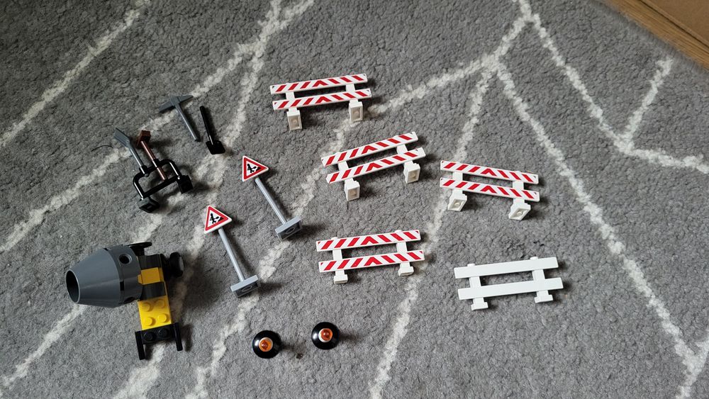 Mix pojazdów Lego z ludzikami