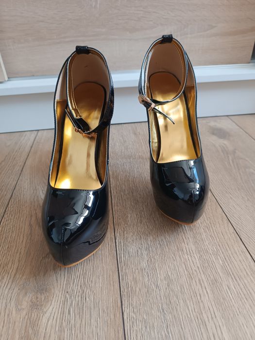 Czarne wysokie szpilki