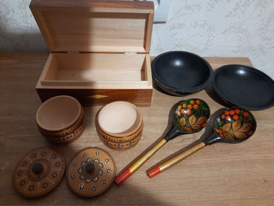 Сувениры из дерева, шкатулки, ложки.