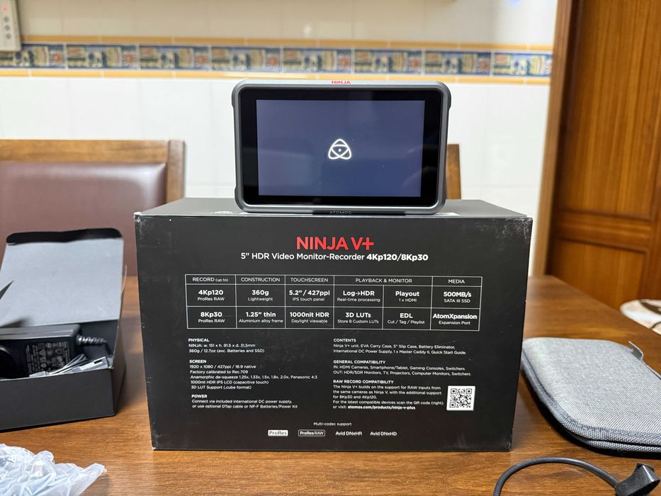 Atomos Ninja V+ (8K HDR) + SSD AtomX 1TB + Kit Energia (4 Baterias) + Leitor Docking II – Impecável!