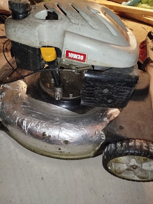 Kosiarka spalinowa z napędem uszkodzona