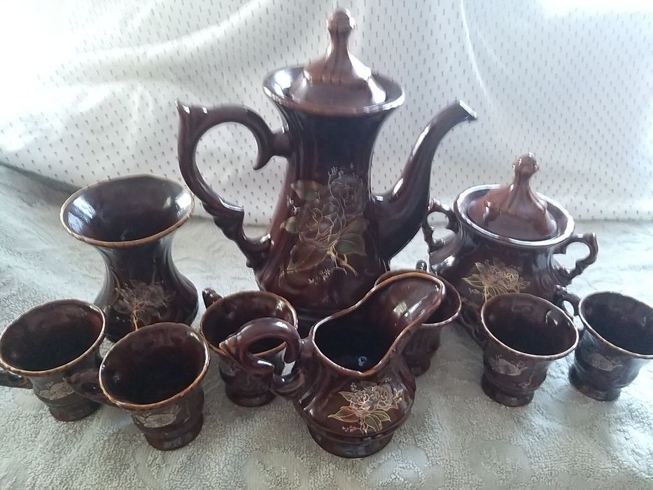 Посуд : кофейний  сервіз , миска для вареників.