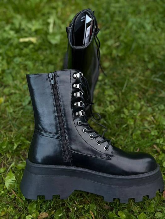 Мартінси Італія нові черевики боти