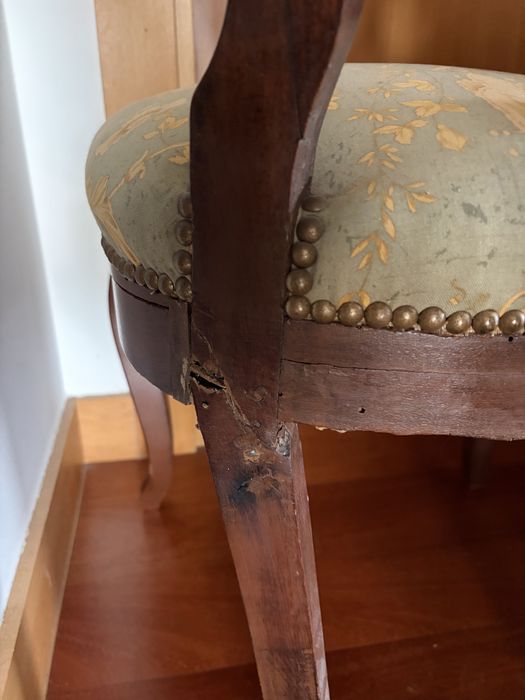 Par de cadeiras estofadas em mogno