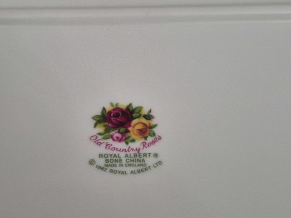 Coleção de 3 Chávenas e duas Travessas Royal Albert Old Country Roses