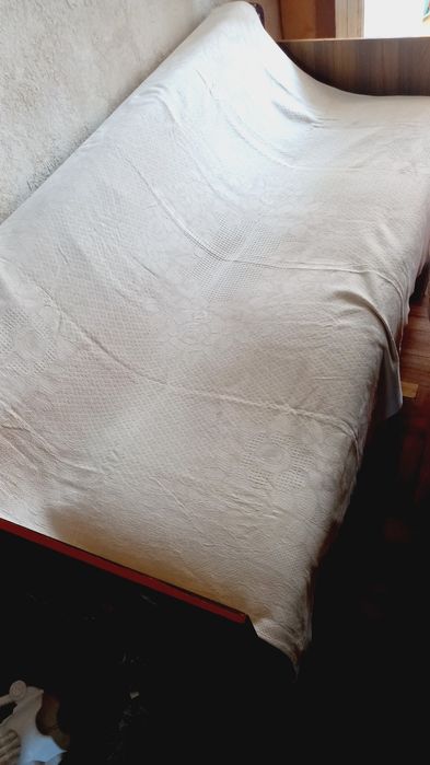 Покрывало белое на диван