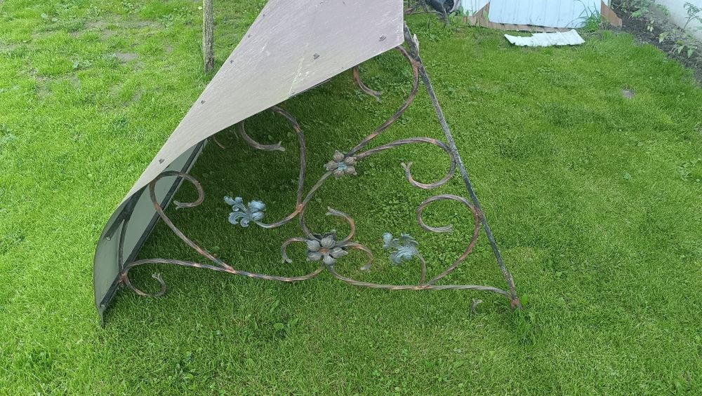 Ковани навіс, дашок