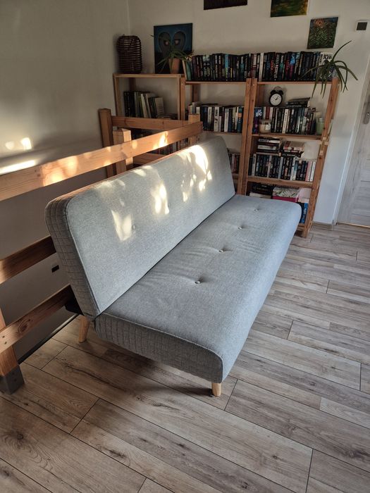 Rozkładana szara sofa