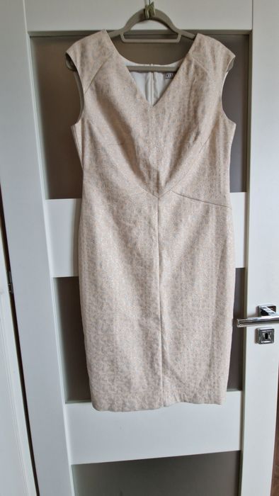 Sukienka beżowa we wzór taliowana w delokt v serek 40 L 42 XL