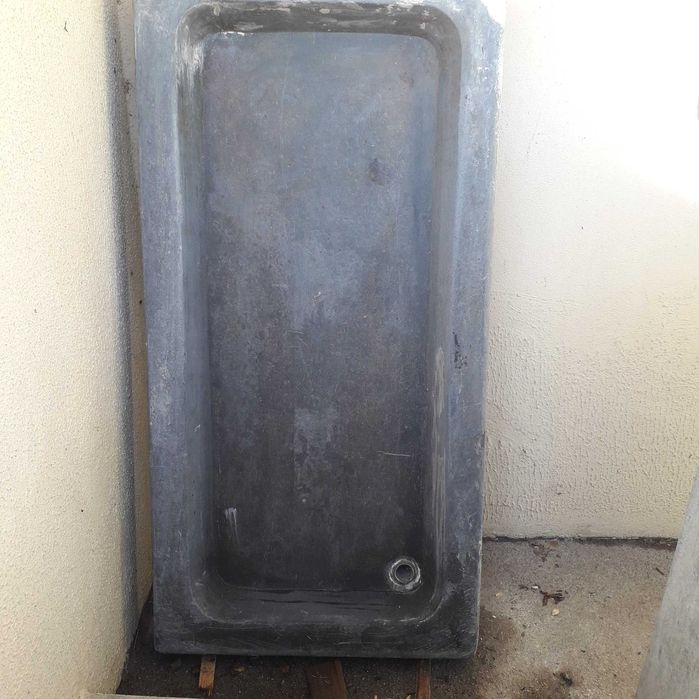 Banca de pedra maciça em lousa preta