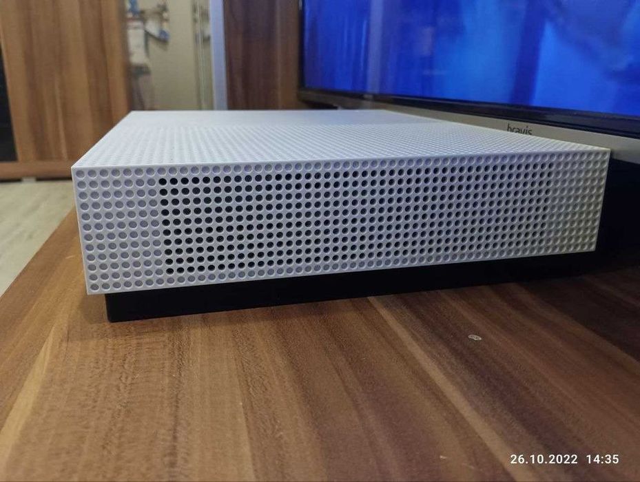 Продам Xbox One S All Digital, 1 Tb с аккаунтом