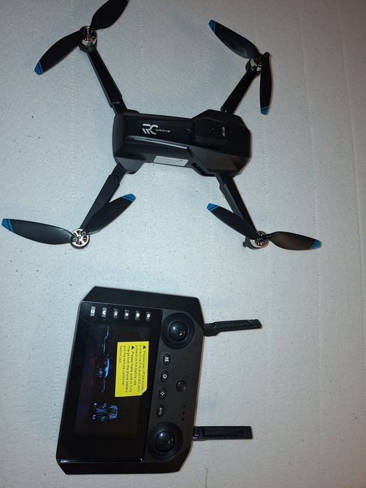 Dron Quadcopter  M33 Max  z kontrolerem  z wbudowanym wyświetlaczem i kamerkami