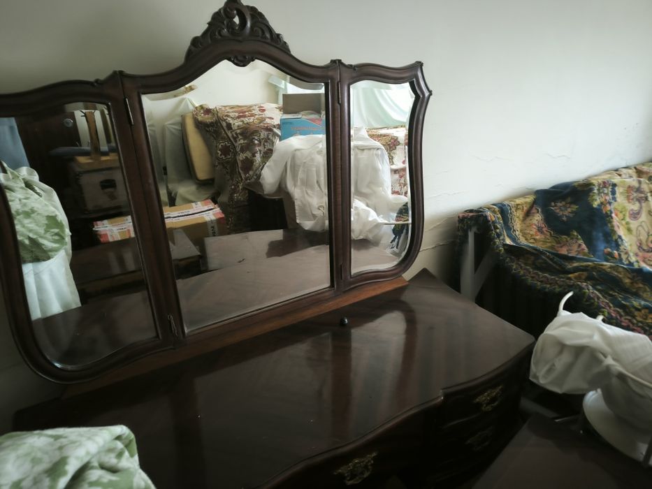 Cómoda e mesas de cabeceira antigos