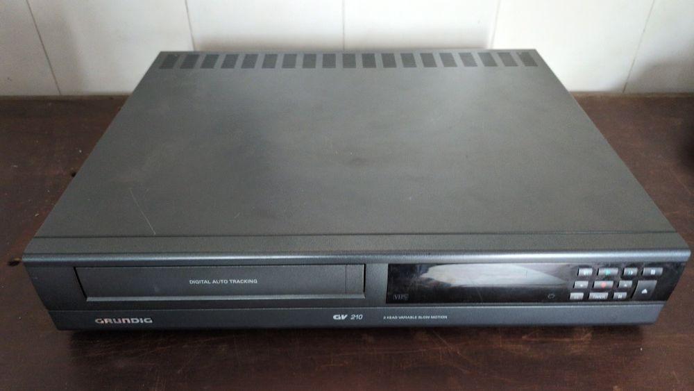 VCR Grundig GV 210 – Para Peças ou Reparação (Avariado)