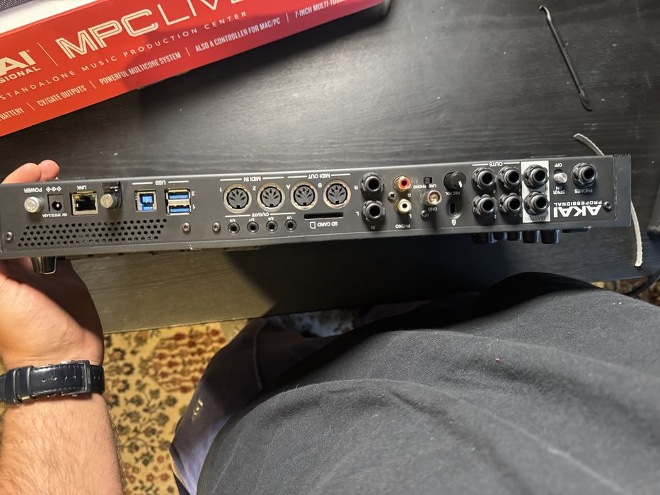 Akai mpc live 2 pouco uso + samsung card 1TB