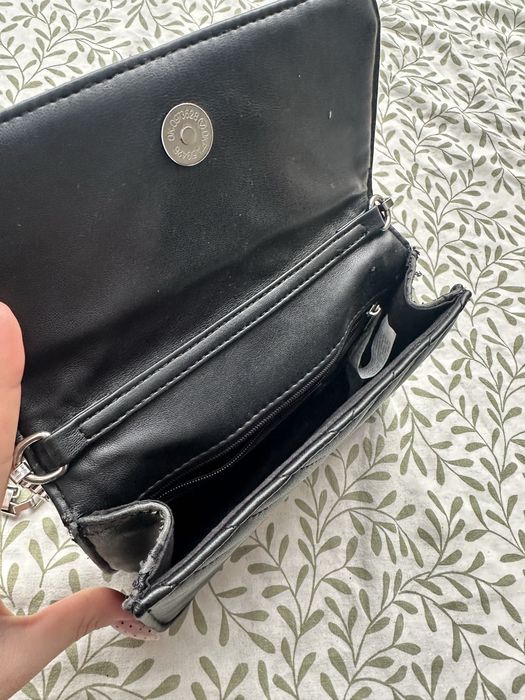 Czarna damska mała torebka eleganka klasyczna basic must have Bershka