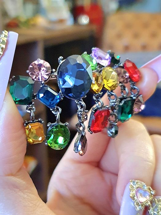 Broche / pregadeira /alfinete cintilante com cristais multicoloridos