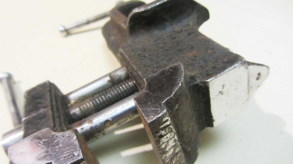 маленькие тиски с наковальней