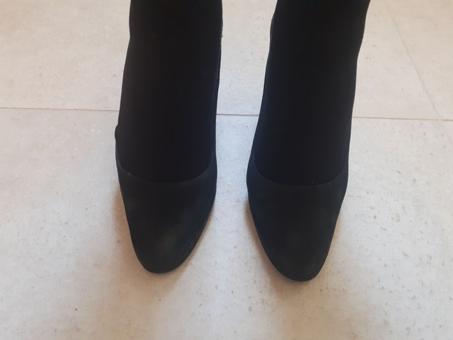 Sapatos pretos de camurça salto alto