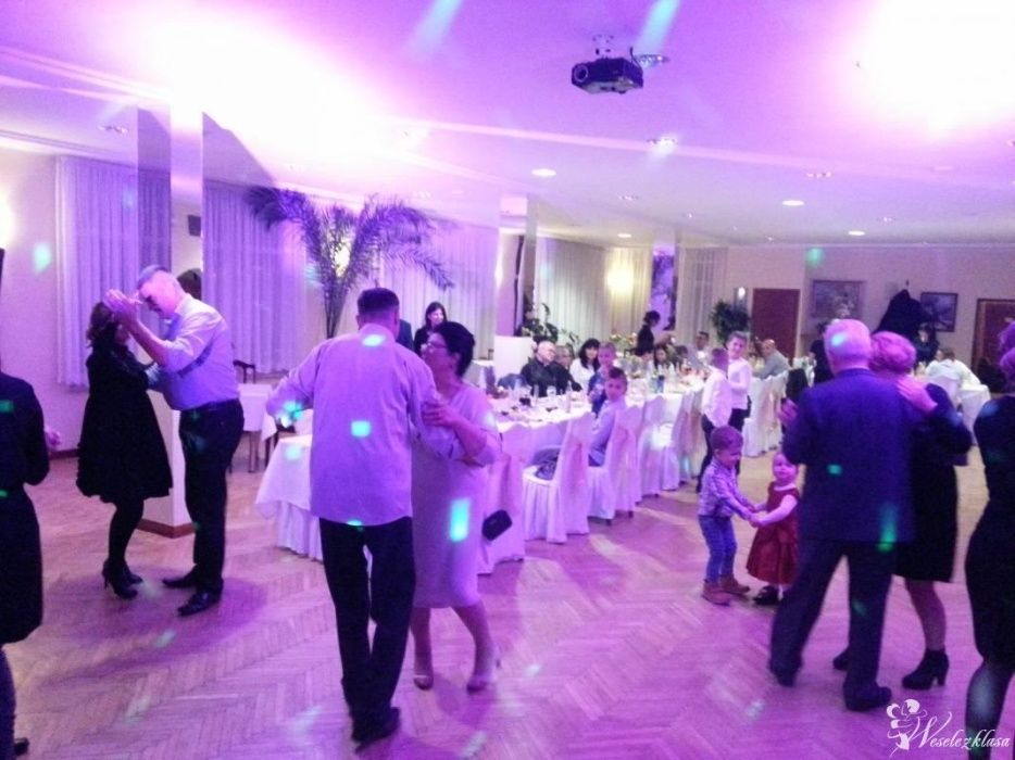 Dj saksofonista wesele ciężki dym fotobudka360 wiatraki iskier gun CO2