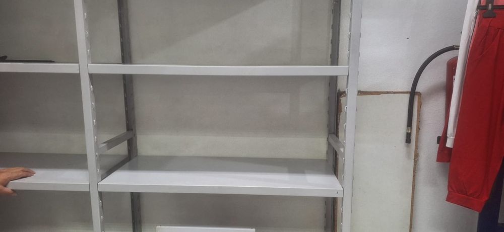 Comjunto de estantes e mesas