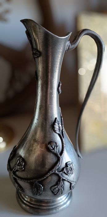 Jarra em estanho floral alto romântico Art Deco francês La Maison de l