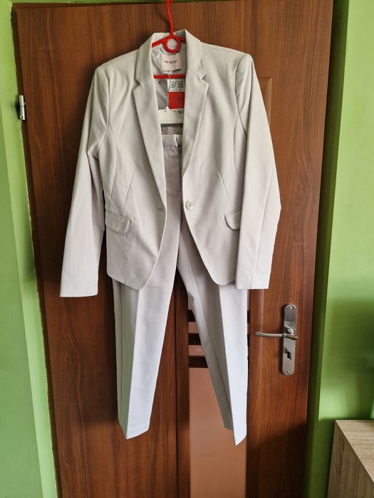 Garnitur damski jasno szary (żakiet 42 + spodnie 38)