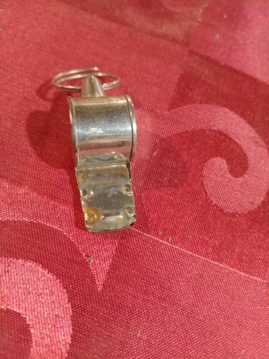 Apito metálico de árbitro .