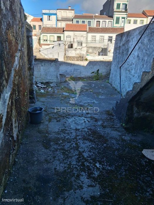 Moradia localizada na freguesia da Ribeirinha